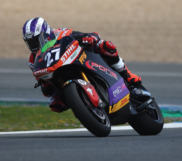 Una moto in curva durante una gara di MotoE