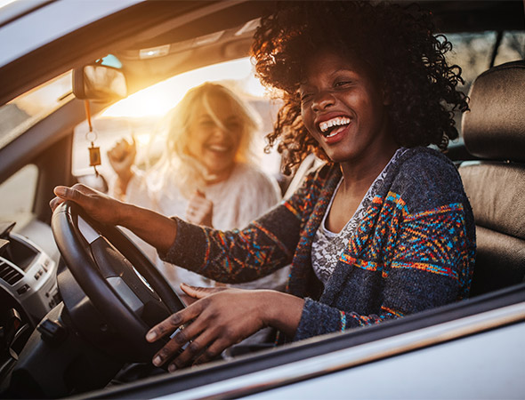 Due donne a bordo di un'auto