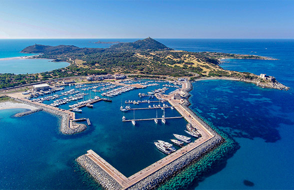 Vista aerea di un porto della Sardegna