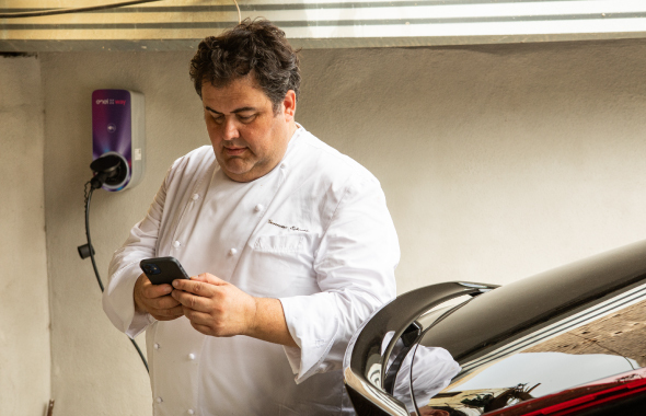chef Esposito ricarica la sua auto elettrica con JuiceBox
